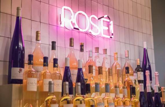 Rosé, la bar à vins spécialisé dans les vins rosés à Nice (comptoir)