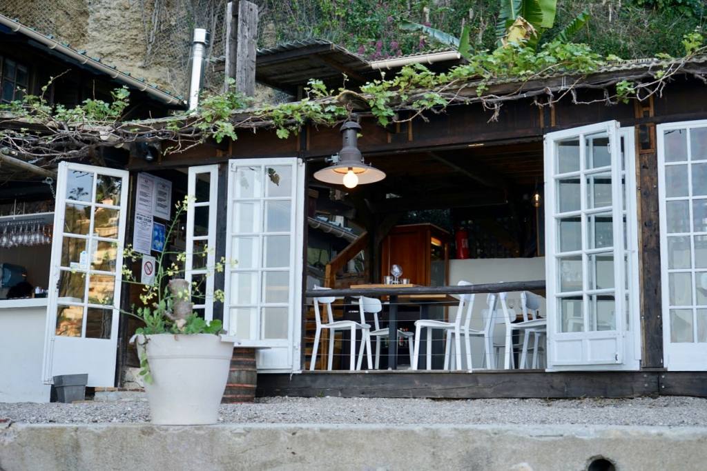 La cabanon, restaurant les pieds dans l'eau sur la plage de buse à Roquebrune Cap Martin