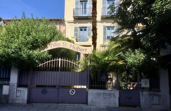 Villa Saint Hubert, petit hôtel de charme à Nice (facade)