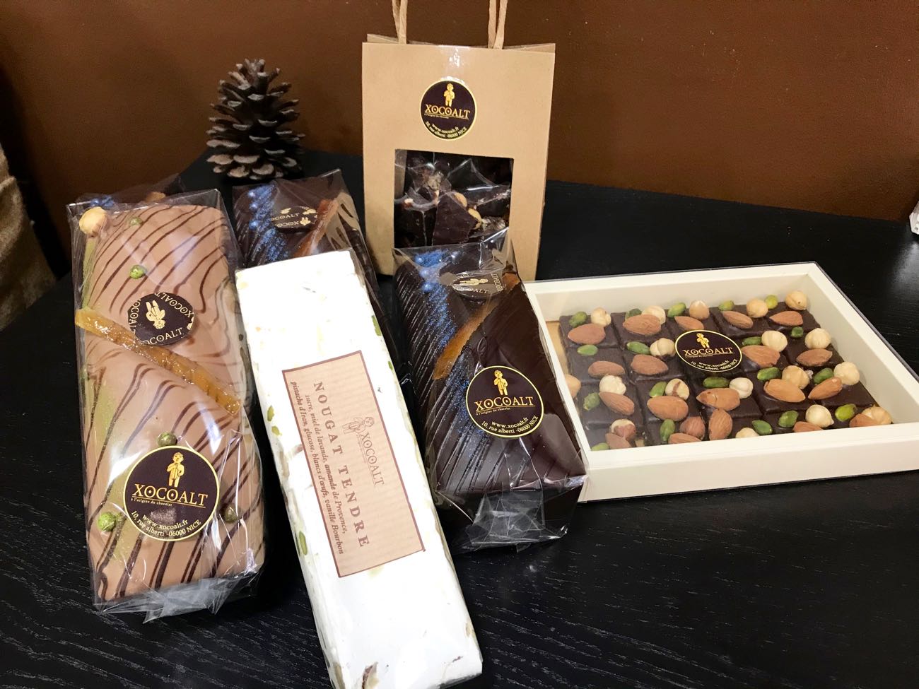 Chocolats de Noël à Offrir - Assortiment de Truffes au Chocolat Noir et  Caramel Salé - 60 Grammes : : Epicerie
