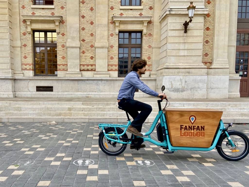 Fanfan et Loulou, wine deliveries by bike in Nice, City Guide Love Spots (bike being ridden)