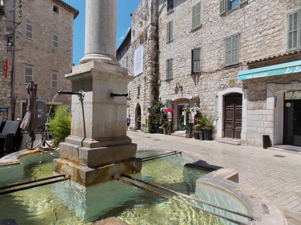 Vence, village historique (fontaine)