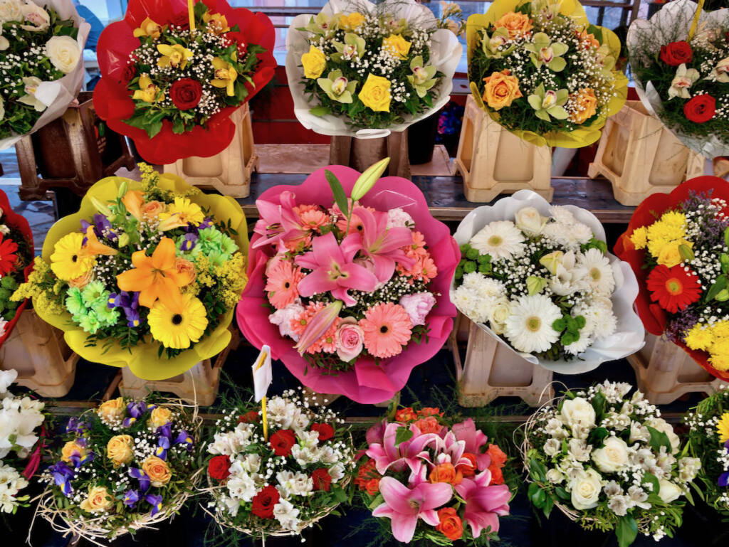 Local market, city guide love spots (flowers)