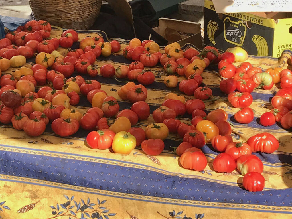 Local market, city guide love spots (tomatoes)