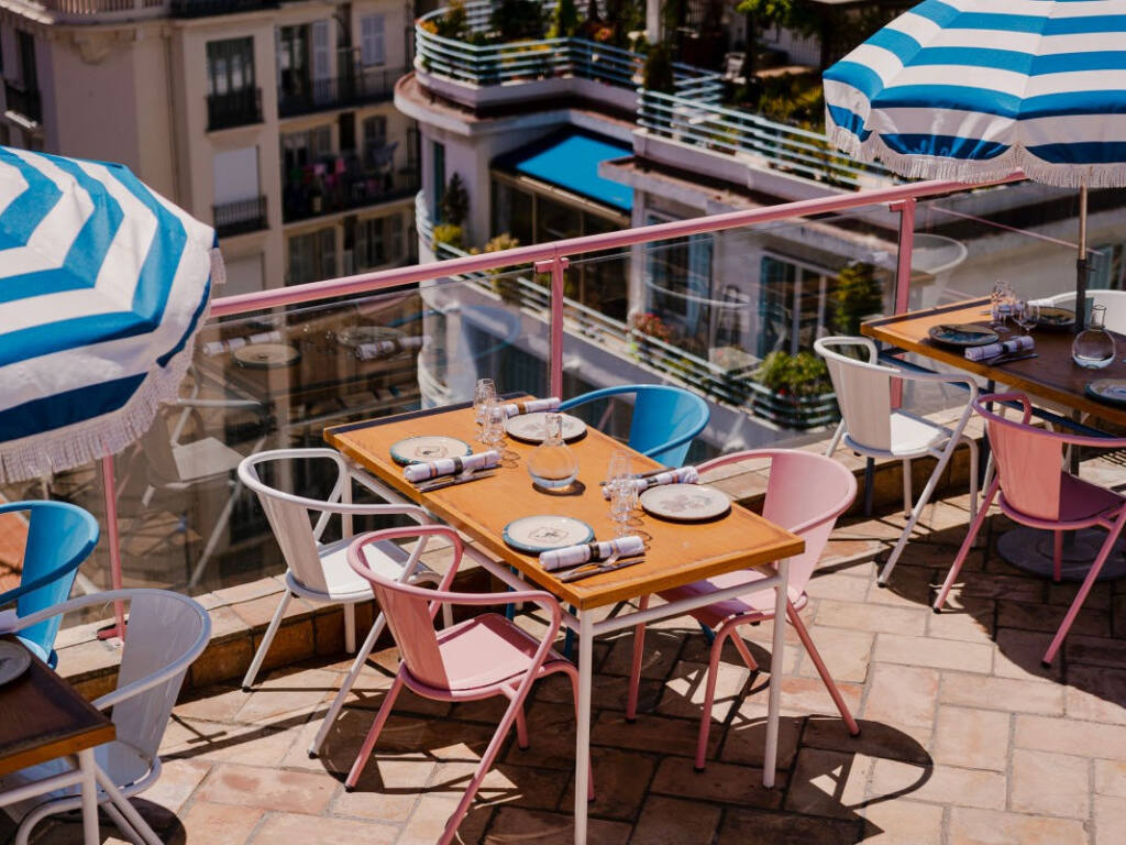 Hotel Amour, roof top (chaises colorées)