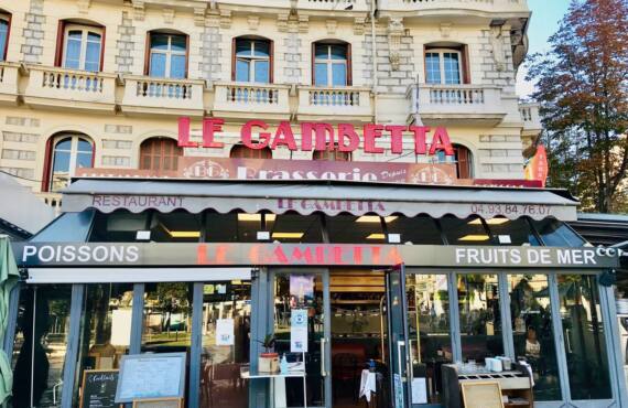 Le Gambetta, brasserie et écailler historique dans le quartier de la Libé à Nice (facade))