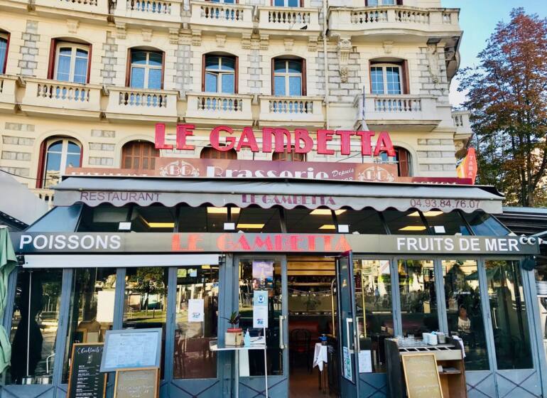 Le Gambetta, brasserie et écailler historique dans le quartier de la Libé à Nice (facade))