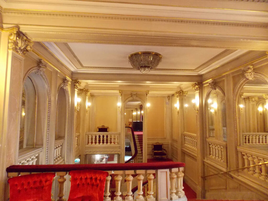 Opéra, théâtre lyrique à Nice (escaliers)