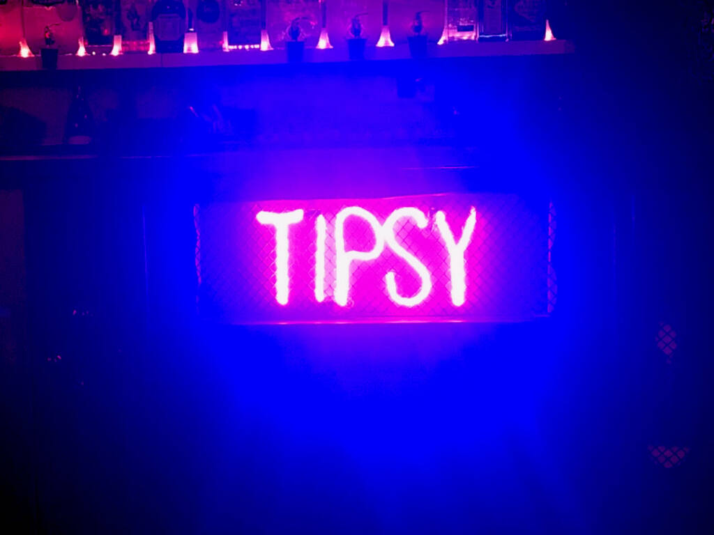 Tipsy, cocktail bar in old Nice (neon slogan)