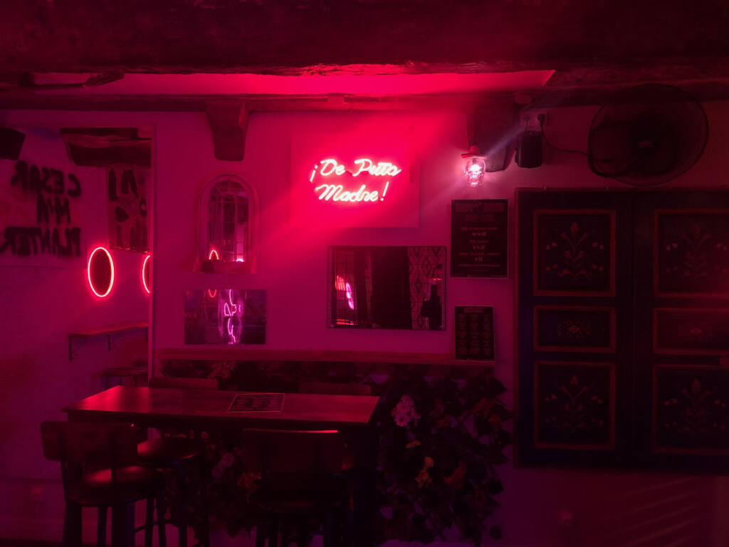 Tipsy, bar à cocktails dans le Vieux-Nice (écriture rouge)