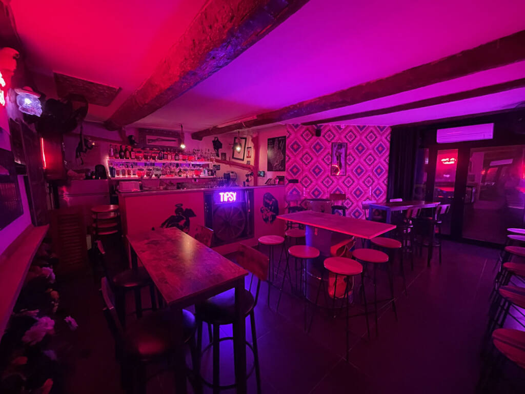 Tipsy, bar à cocktails dans le Vieux-Nice (tables)