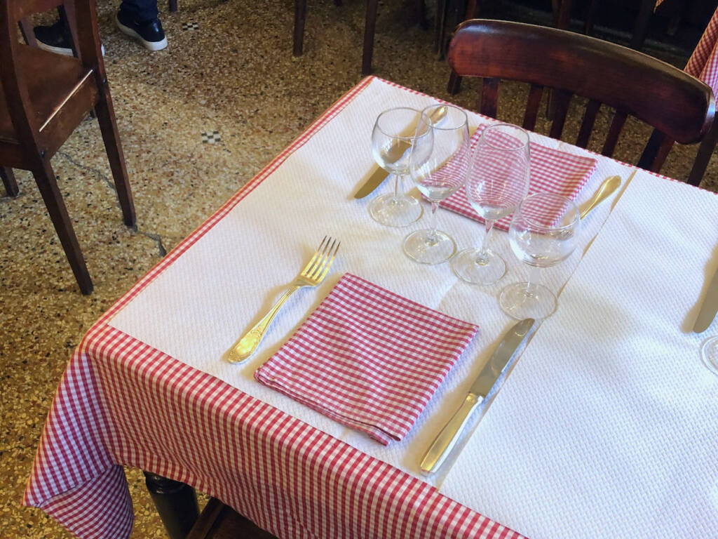 Chez Davia, family Niçois restaurant, love spots Nice (table)
