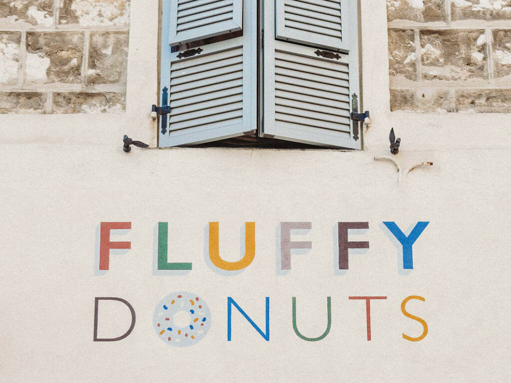Fluffy donuts, artisanal donuts in Nice (sign)