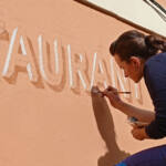 Slava Jevcinova, peintre en lettres, Nice (mur coloré)