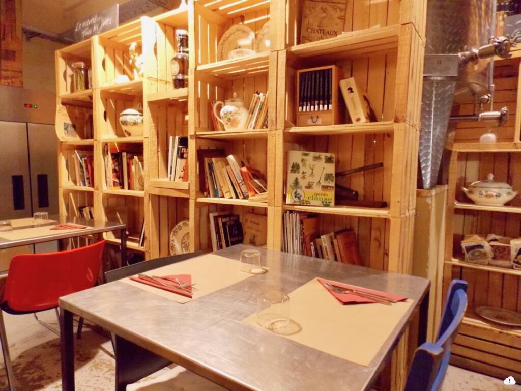 Brut : restaurant, cave à vins et épicerie bio à Nice (bibliothèque)