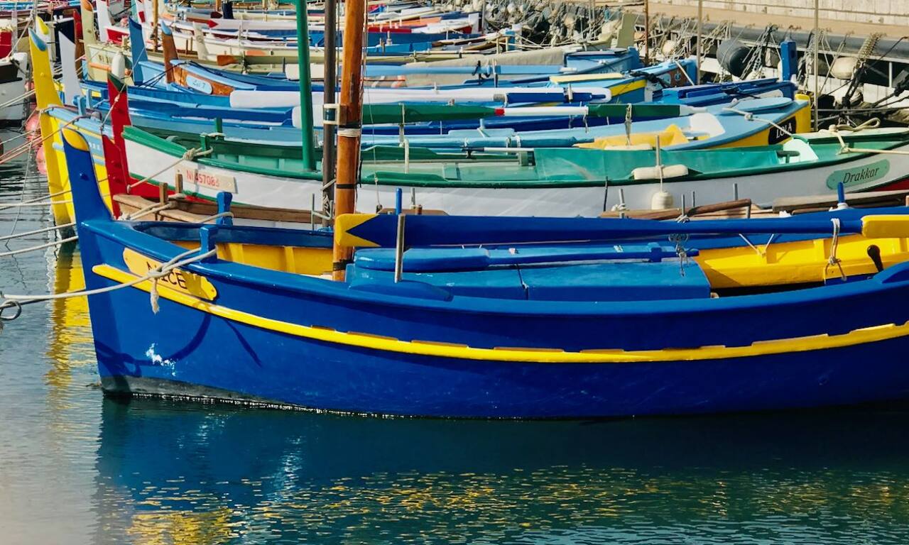 Les Pointus de Nice : bateaux de pêche traditionnels (couleurs)