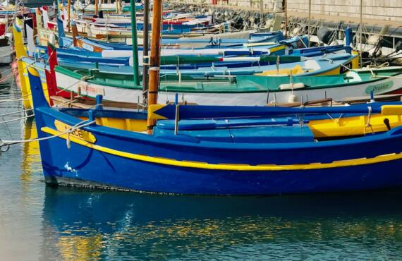 Les Pointus de Nice : bateaux de pêche traditionnels (couleurs)