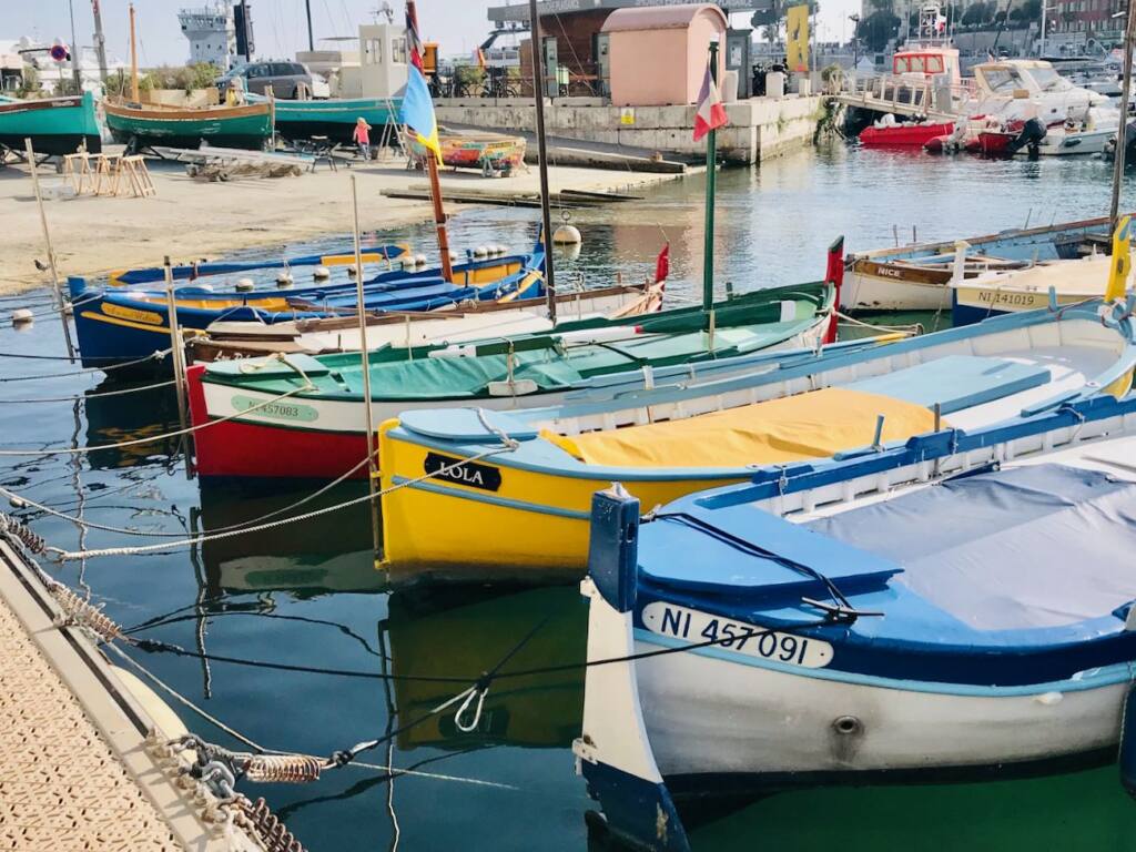 Les Pointus de Nice : bateaux de pêche traditionnels (amarrage)