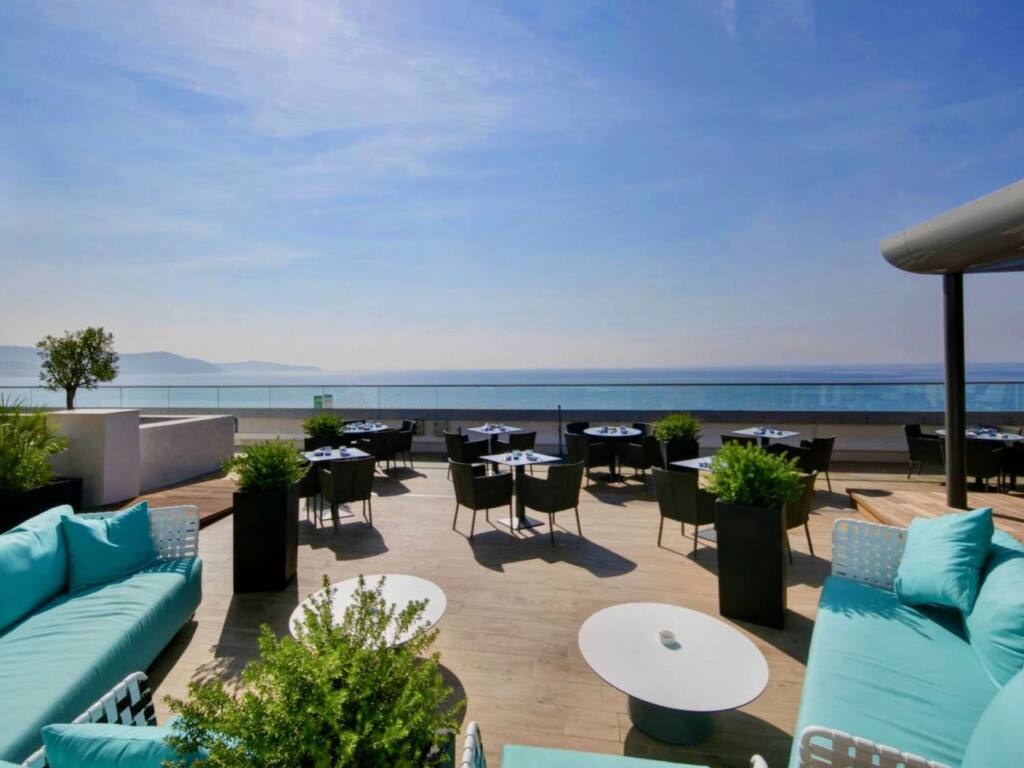 Calade par Julia Sedefdjian : restaurant et rooftop de l'hôtel Radisson de Nice (terrasse)