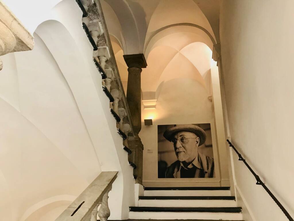 Un paradis retrouvé : Exposition David Hockney et Henri Matisse au Musee Matisse de Nice (escalier)