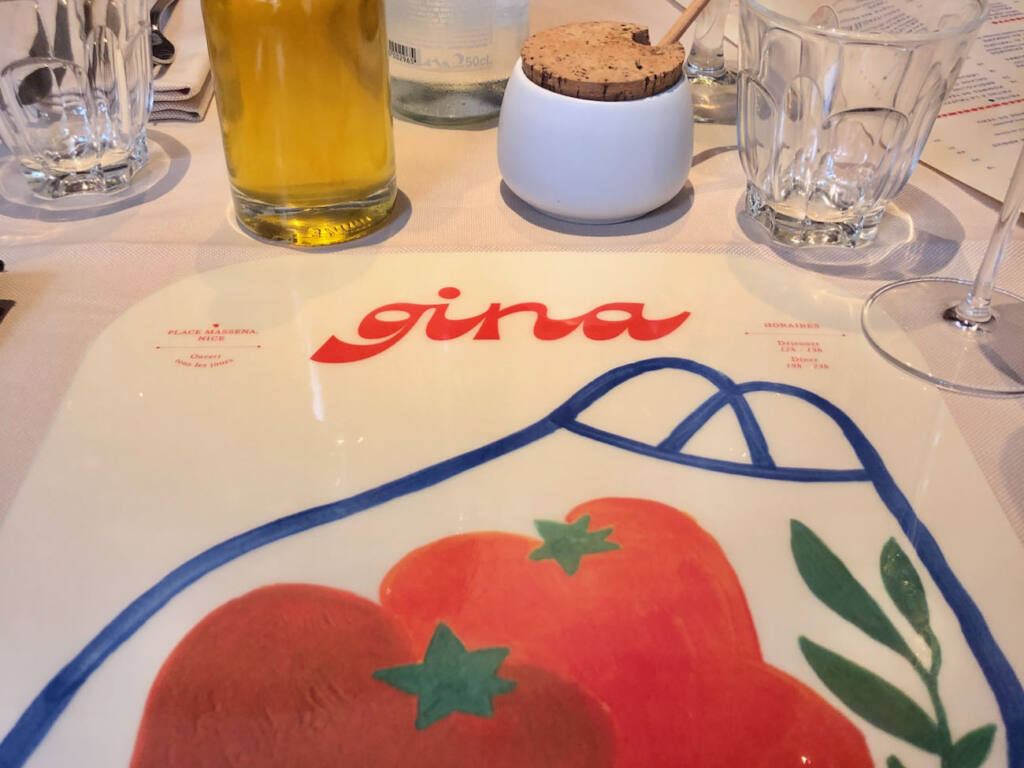 Gina, brasserie méditerranéenne, Nice City Guide Love Spots (dessous de table)