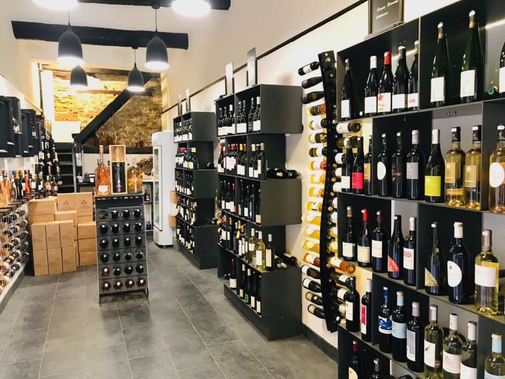 La Cave de Stéphane, wines and spirits in Vieux-Nice, city guide love spots (interior)