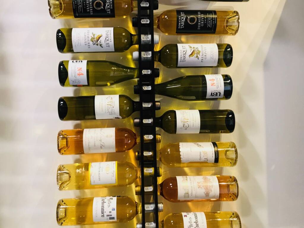 La Cave de Stéphane : vins et spiritueux dans le Vieux-Nice (présentoir bouteille))