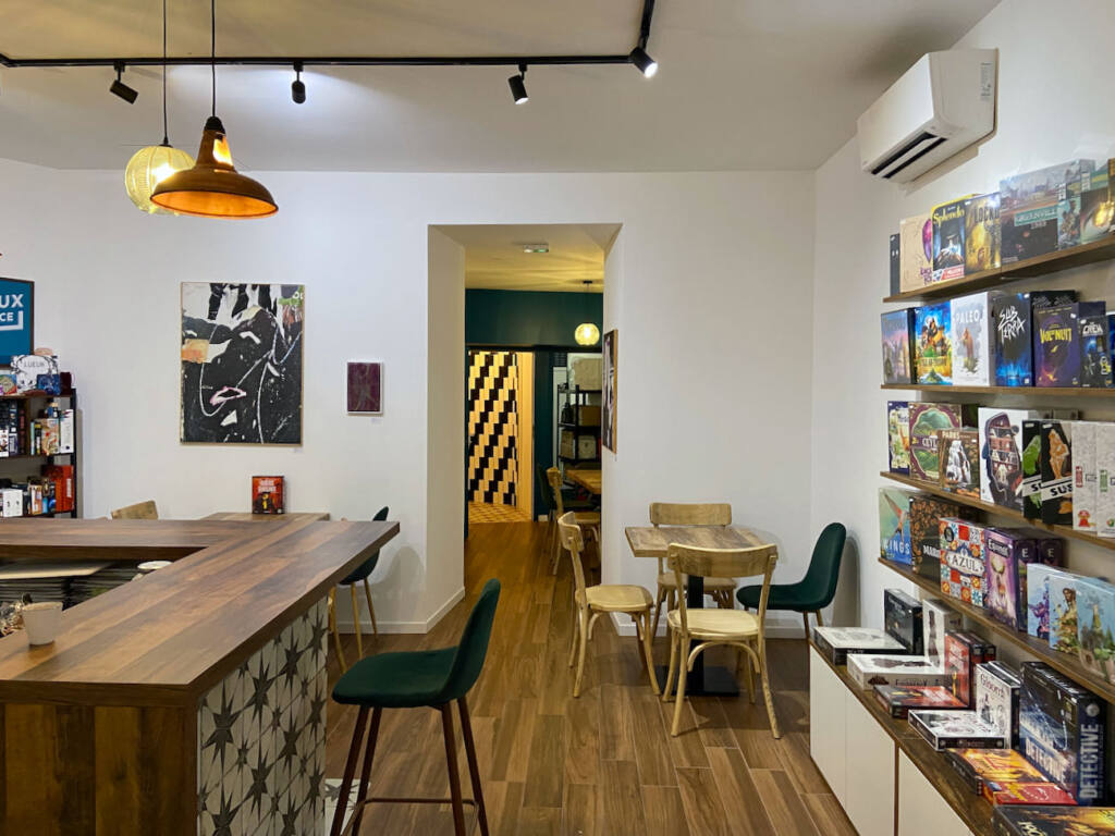 Les Beaux Joueurs, Games shop and wine bar in Nice, city guide love spots (interior)