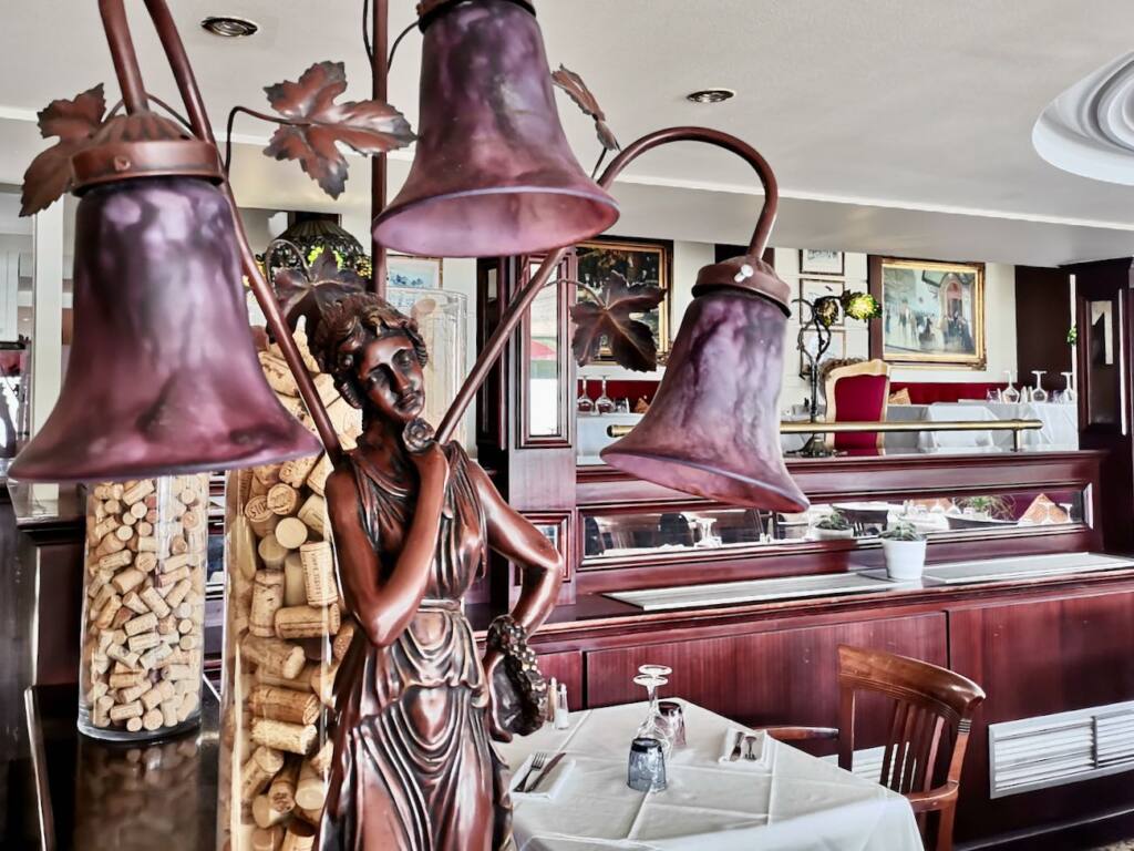 Le Siècle : brasserie méditerranéenne de l'hôtel West End sur la Promenade des anglais (lampe)