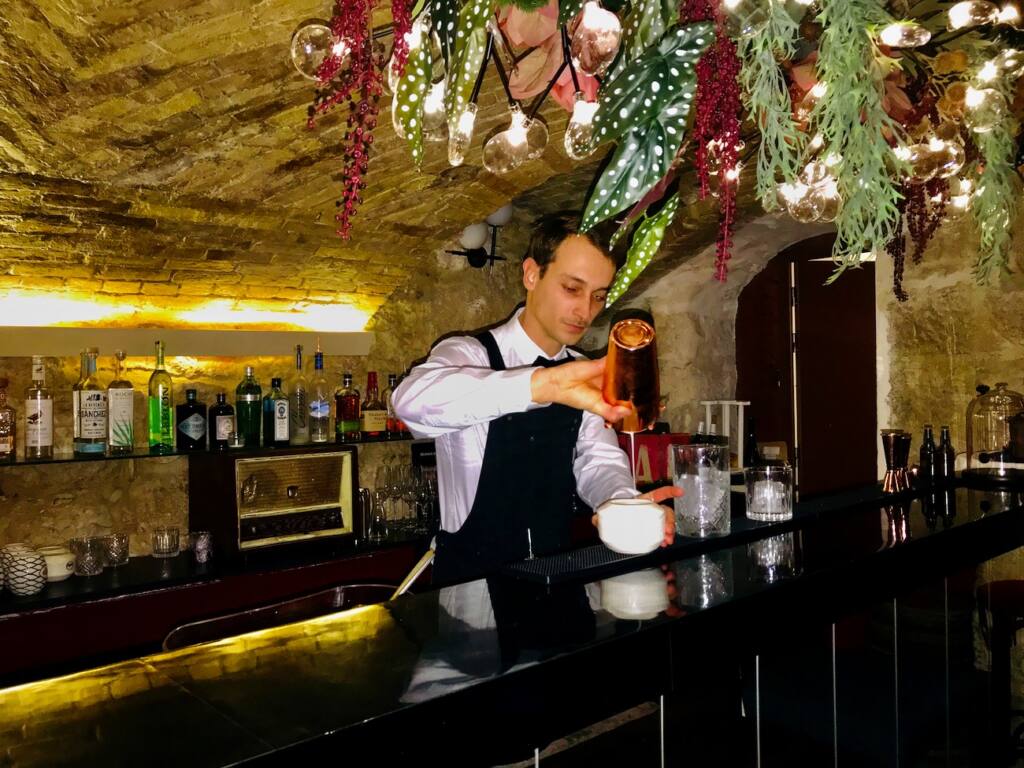 Zitto speakeasy : bar à cocktails caché à Nice (bartender)