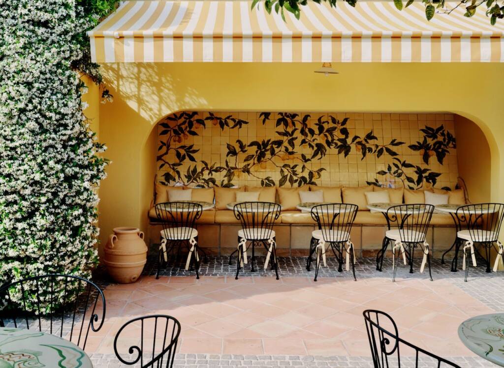 Le Patio : Bar et restaurant de l'hôtel de la Perouse (fresque murale)