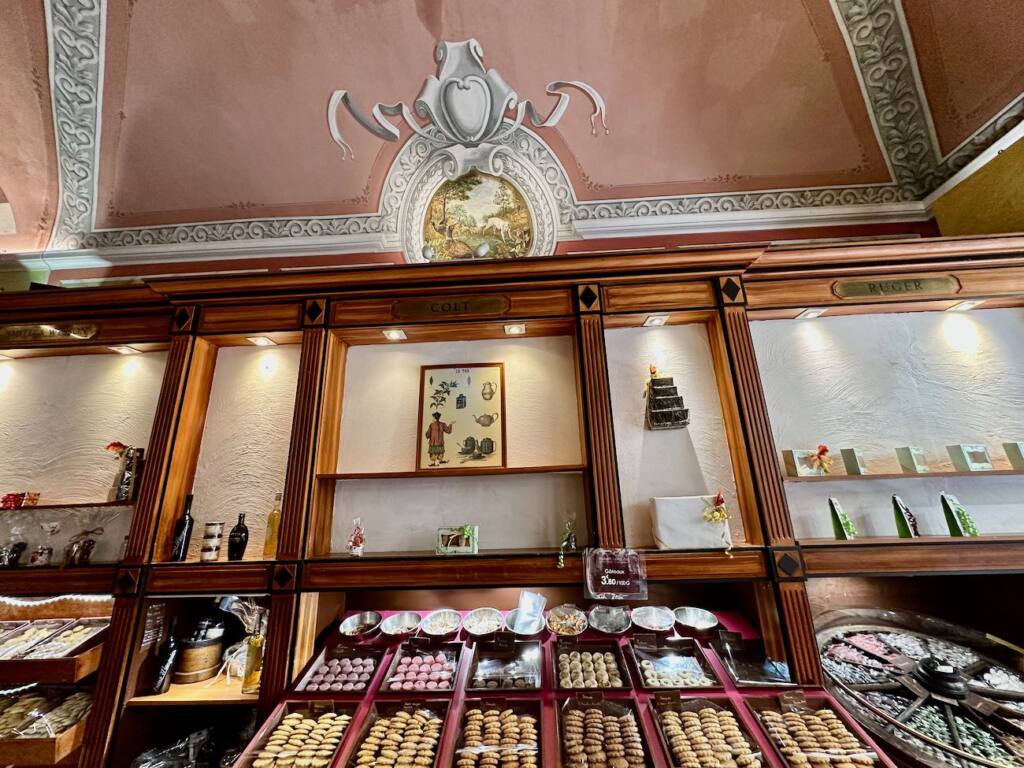 L'Art Gourmand : confiseries, chocolats et salon de thé dans dans le Vieux-Nice (boiseries)