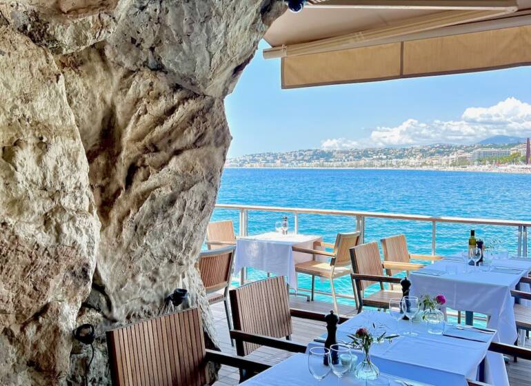 Les Bains du Castel, restaurant en bord de mer (terrasse)