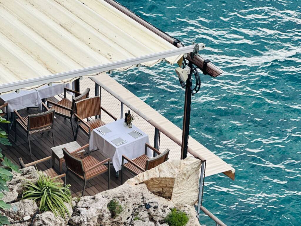 Les Bains du Castel, restaurant by the sea, city guide love spots (over the sea)