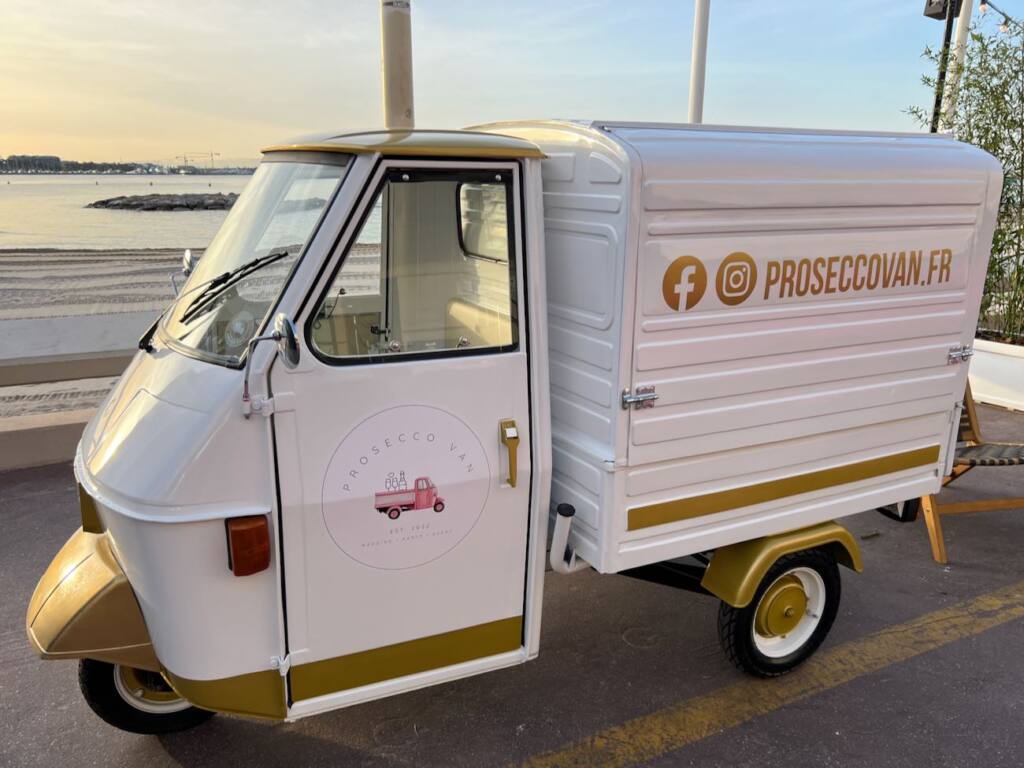 Prosecco Van, mobile bar in Nice, city guide love spots (the van)
