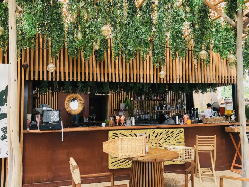 La Javanaise : plage privée, bar et restaurant à Beaulieu (comptoir)