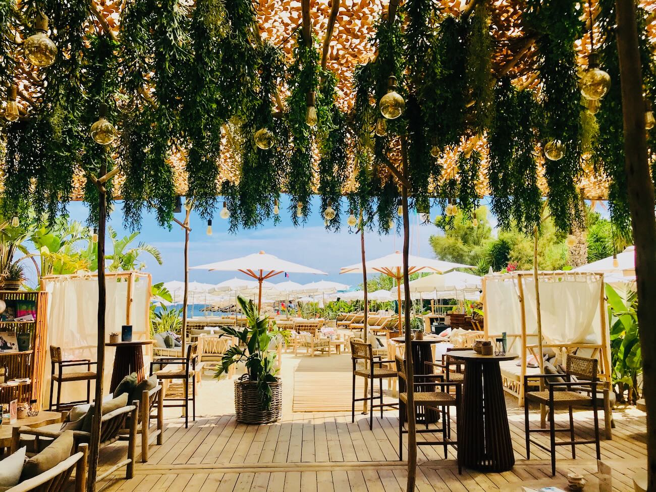 la-javanaise-private-beach-restaurant-city-guide-love-spots