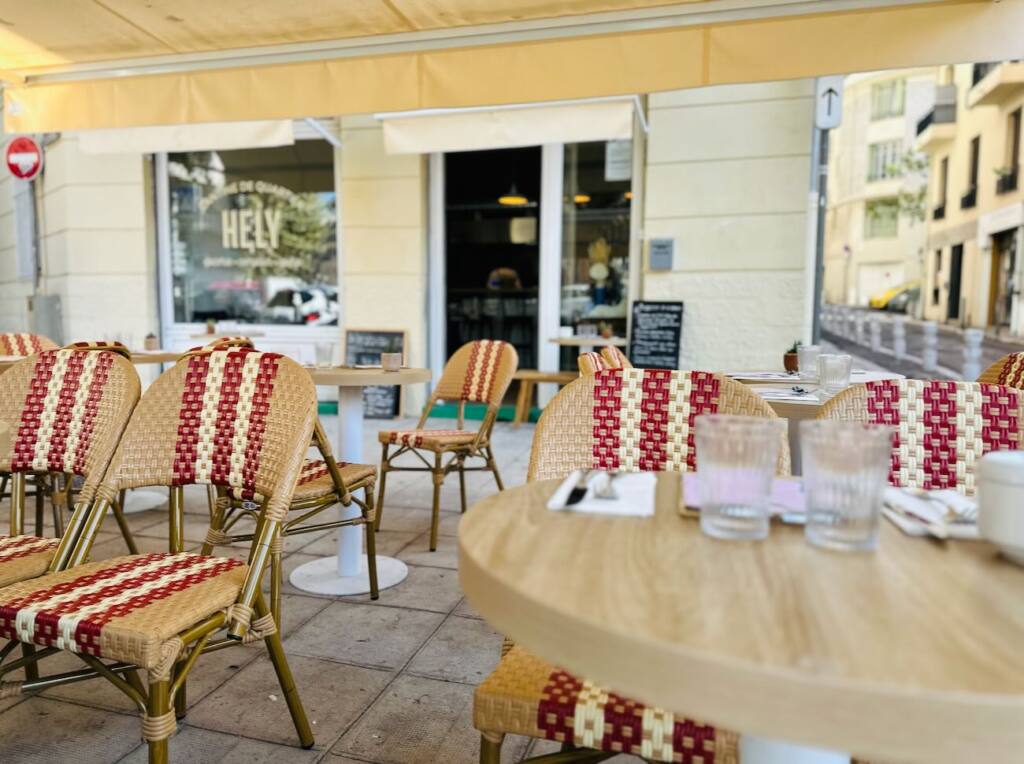 Hely : cantine, épicerie et comptoir apéro à Nice (terrasse)