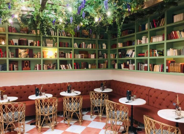 Le Petit plus : Les desserts sont aussi réalisés maison grace au chef pâtissier travaillant exclusivement dans ce restaurant.(tables)