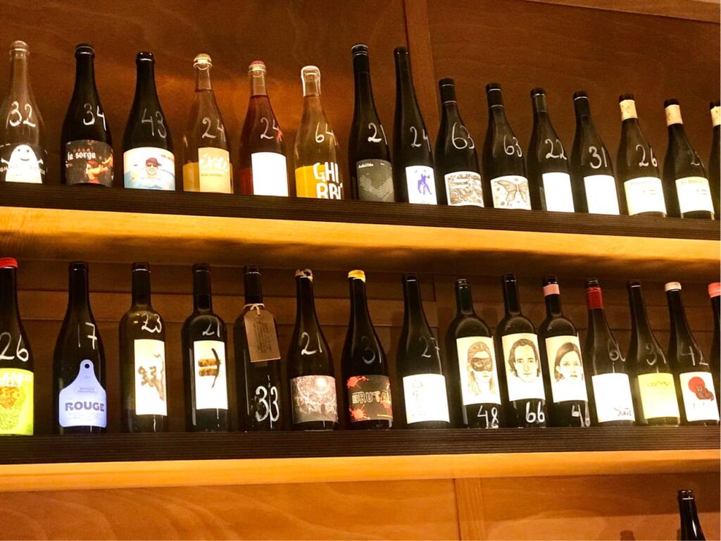 Barrique, Cellar and bar with natural wine and tapas in Nice, City Guide Love Spots (shelves)