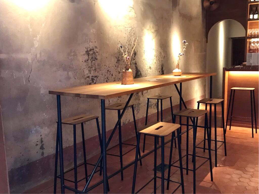 Barrique, Cellar and bar with natural wine and tapas in Nice, City Guide Love Spots (stools)