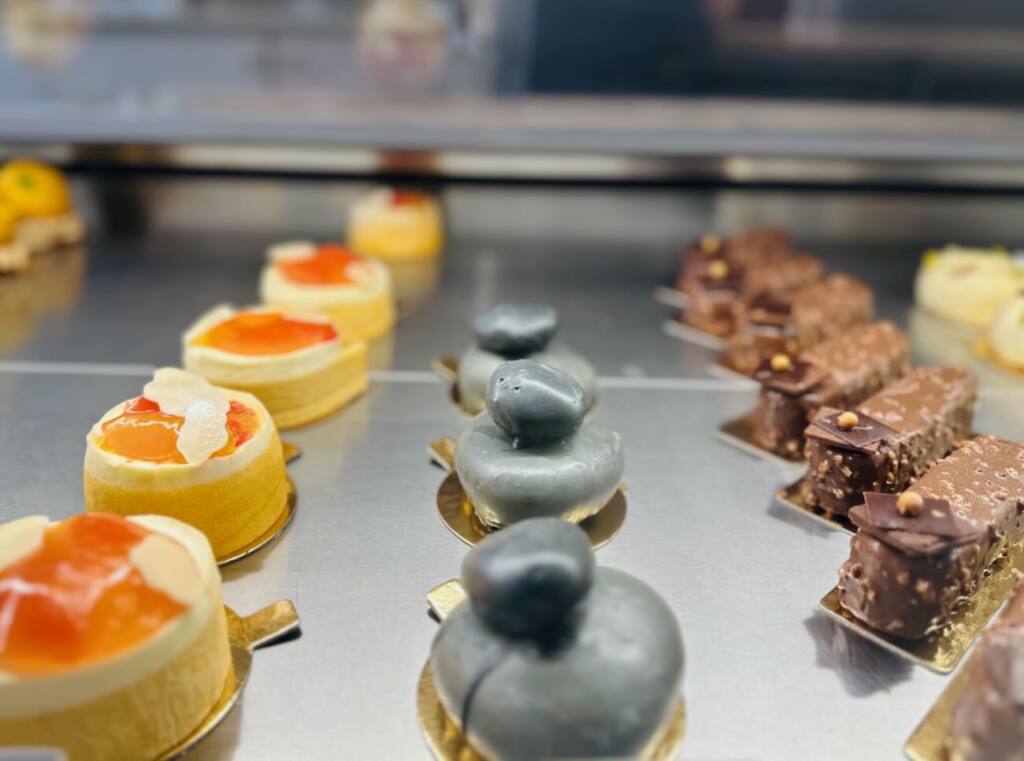 Nuances Pâtisserie - Creative pastries in Nice - City Guide Love Spots (cake)