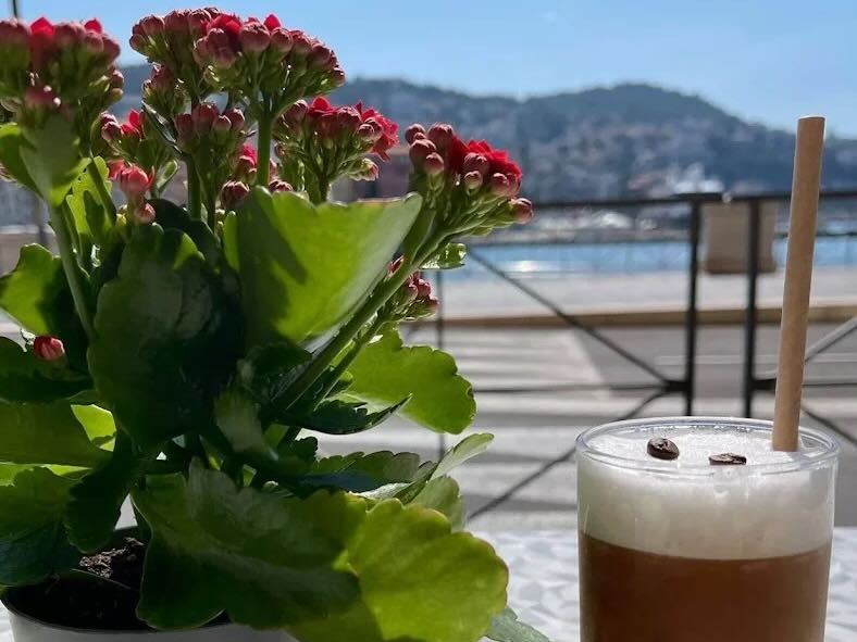 Café Anna, café lunch, brunch et déjeuner à Nice (vue port)
