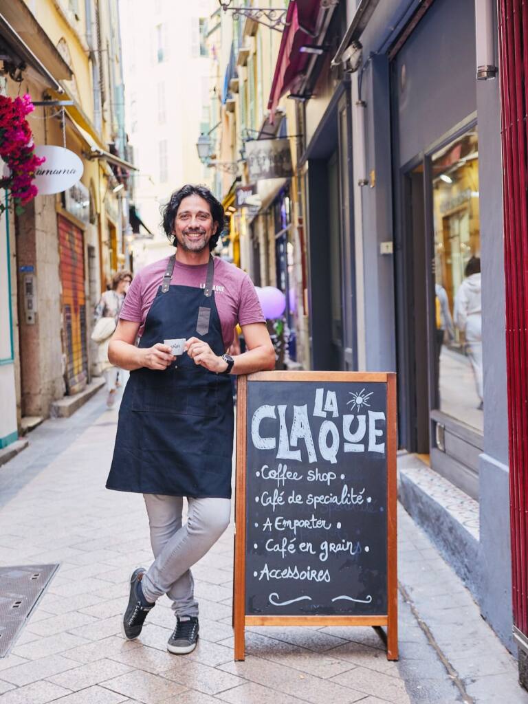 La Claque : cafés de spécialités et boutique dans le Vieux-Nice (Pose avec panneau)