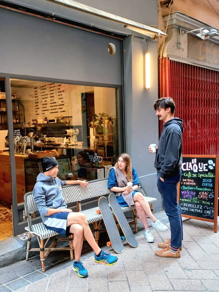 La Claque : cafés de spécialités et boutique dans le Vieux-Nice (banc extérieur)