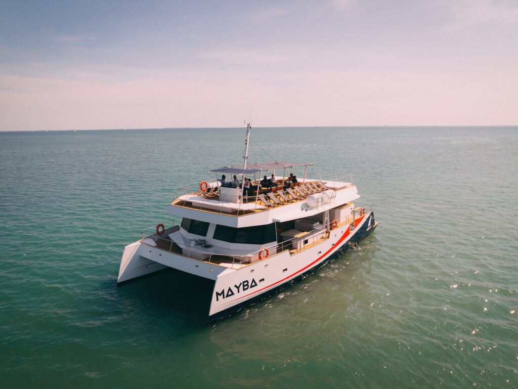 AMC Cap Grace propose une flotte de catamarans de croisière côtière à Nice, Saint Raphaël, Hyères et Marseille (vue côté)