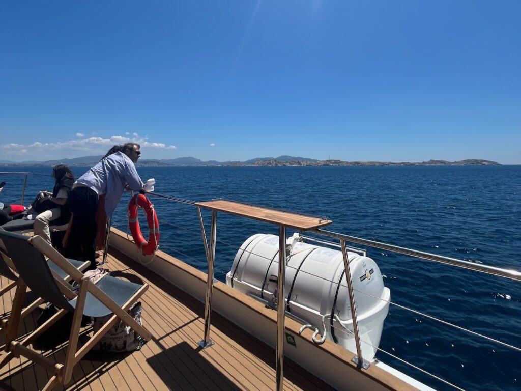 AMC Cap Grace propose une flotte de catamarans de croisière côtière à Nice, Saint Raphaël, Hyères et Marseille (balcon)