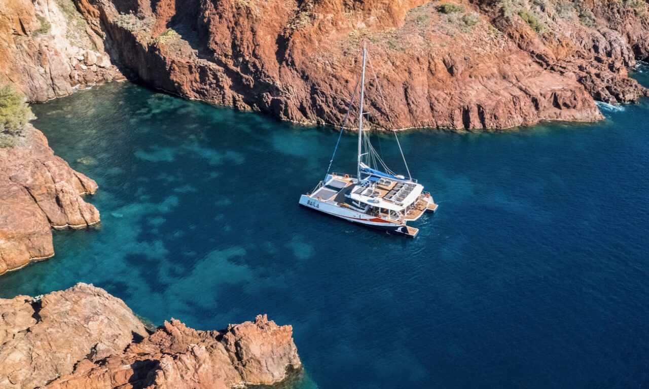 AMC Cap Grace propose une flotte de catamarans de croisière côtière à Nice, Saint Raphaël, Hyères et Marseille (calanques)