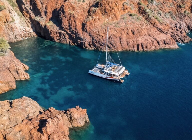 AMC Cap Grace propose une flotte de catamarans de croisière côtière à Nice, Saint Raphaël, Hyères et Marseille (calanques)