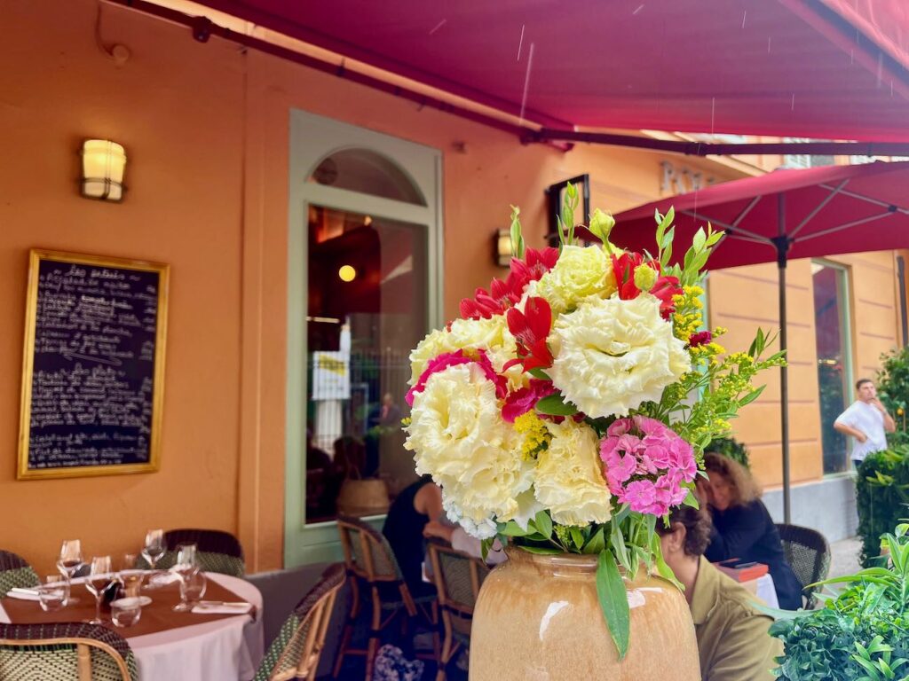 Fine gueule est un restaurant qui propose une cuisine bistronomique dans le Vieux Nice (fleurs)